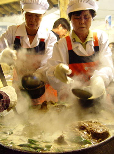 축제에는 남도음식의 자존심을 건 맛의 달인들이 총출동한다. 사진은 나주곰탕집 